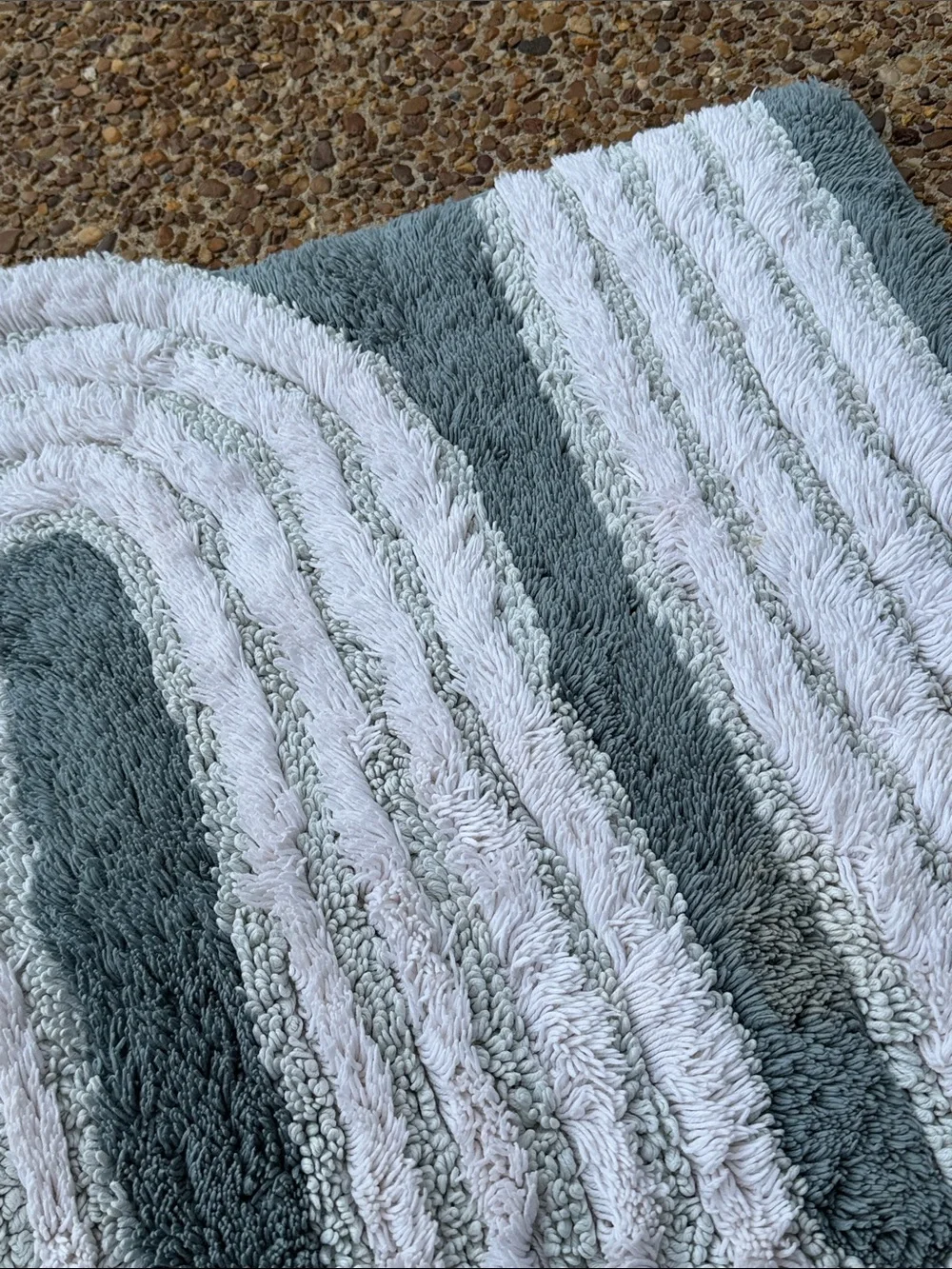 WEST ELM SWOOSH Gray and White Wave-Pattern Bath Mat